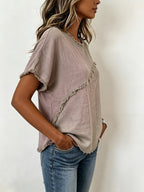 Zoom sur le col rond et le tissu uni du t-shirt femme