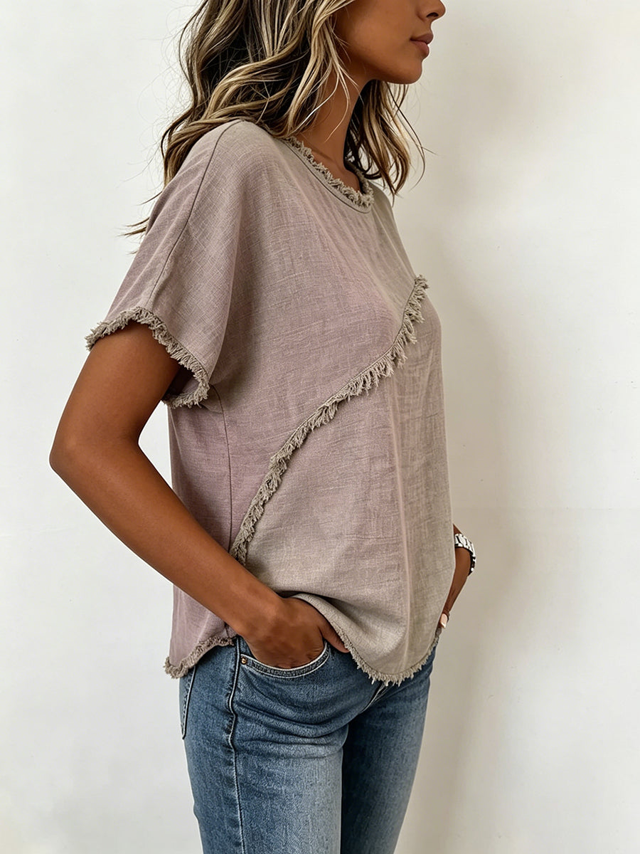 Zoom sur le col rond et le tissu uni du t-shirt femme