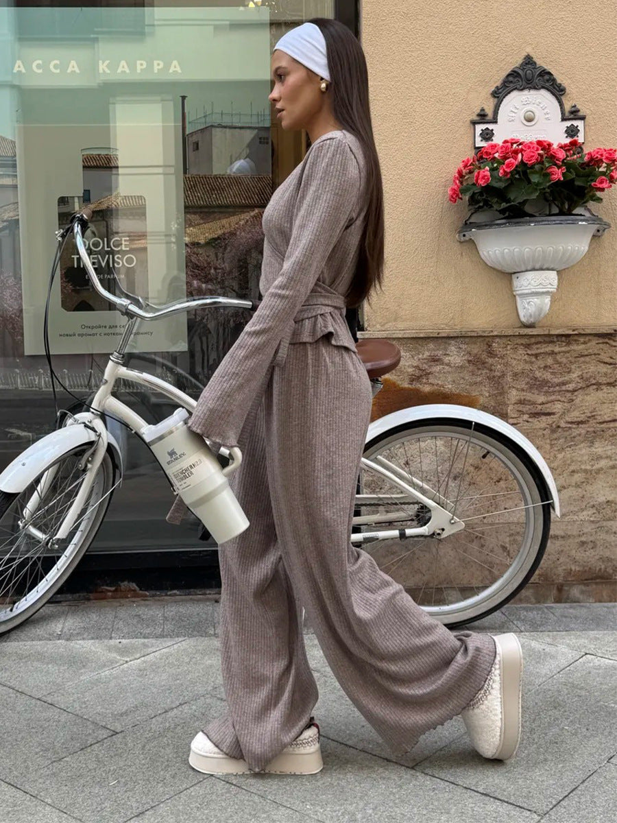 Ensemble coordonné gris en maille côtelée avec crop top et pantalon à jambes larges