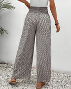 Détail du motif géométrique sur le pantalon femme large