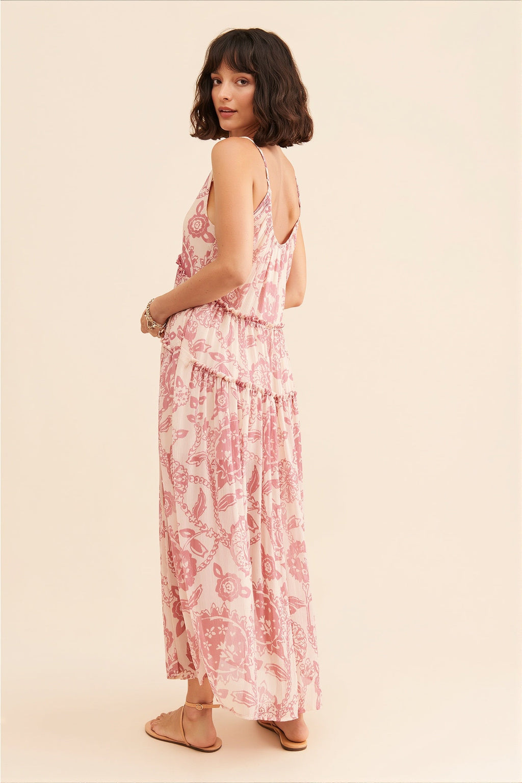 Robe longue fleurie sans manches avec tombé fluide en mouvement