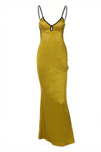 Robe longue moulante femme portée, coupe ajustée et style élégant pour soirée