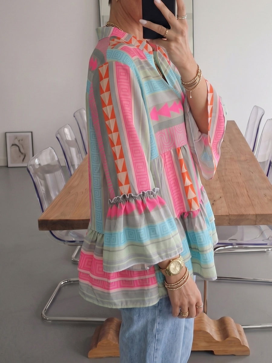 Vue de face de la blouse femme imprimée boutonnée au col V