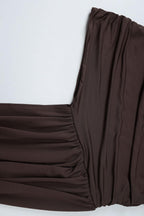 Robe courte asymétrique drapée à une épaule