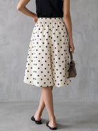 Short femme élégant à taille haute porté en look décontracté