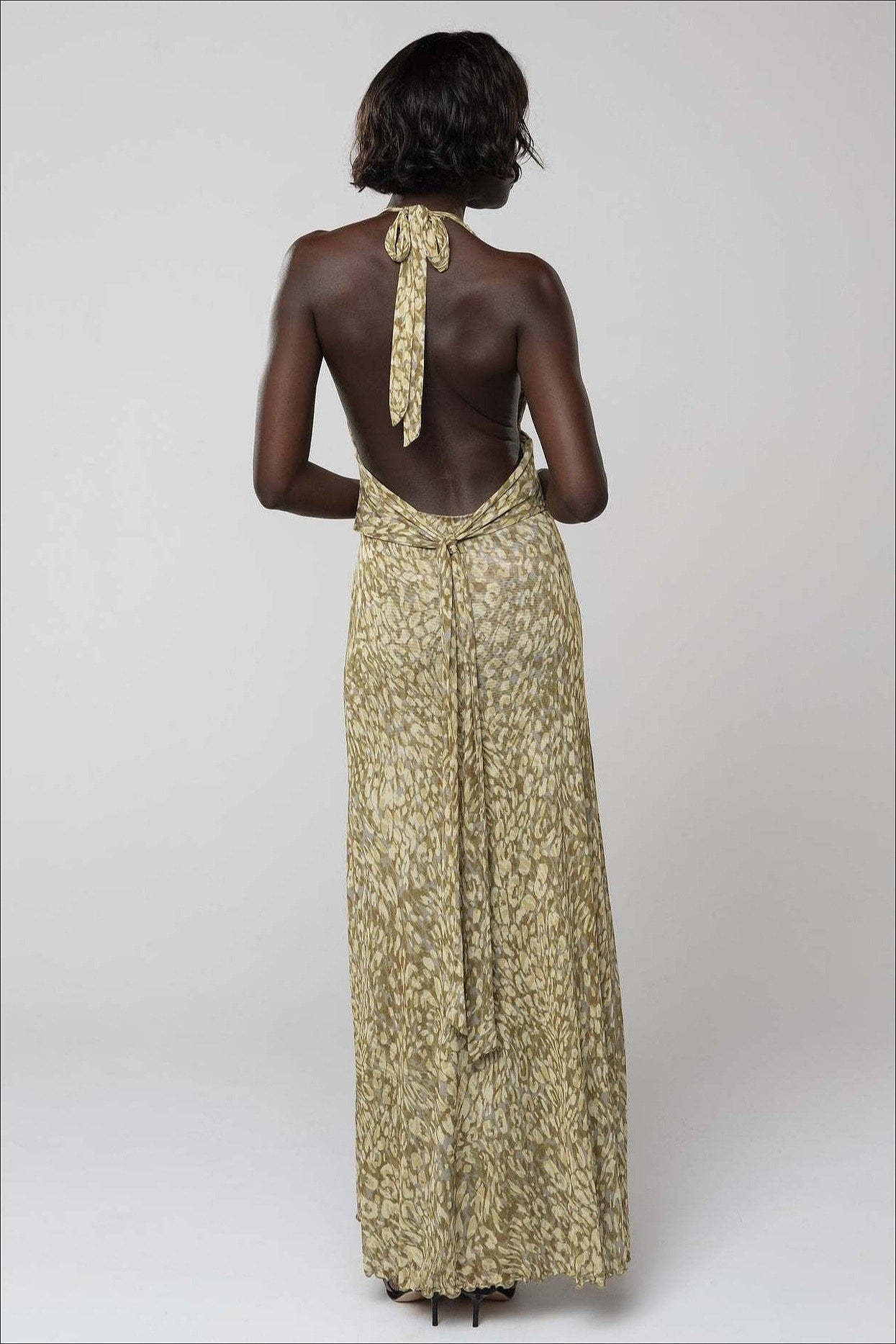 Robe longue imprimée femme portée en tenue de soirée