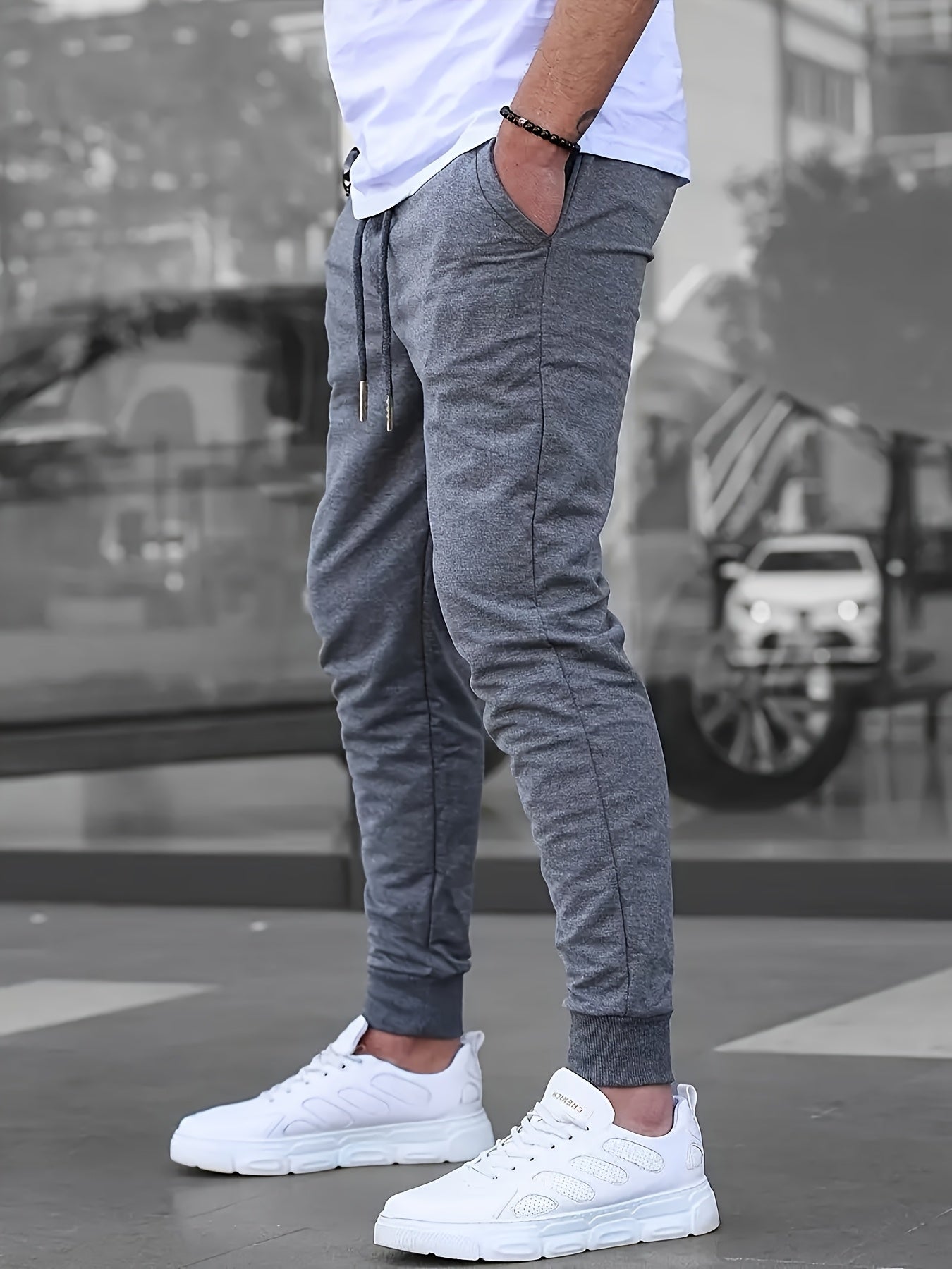 Détail de la taille élastique du pantalon de jogging homme