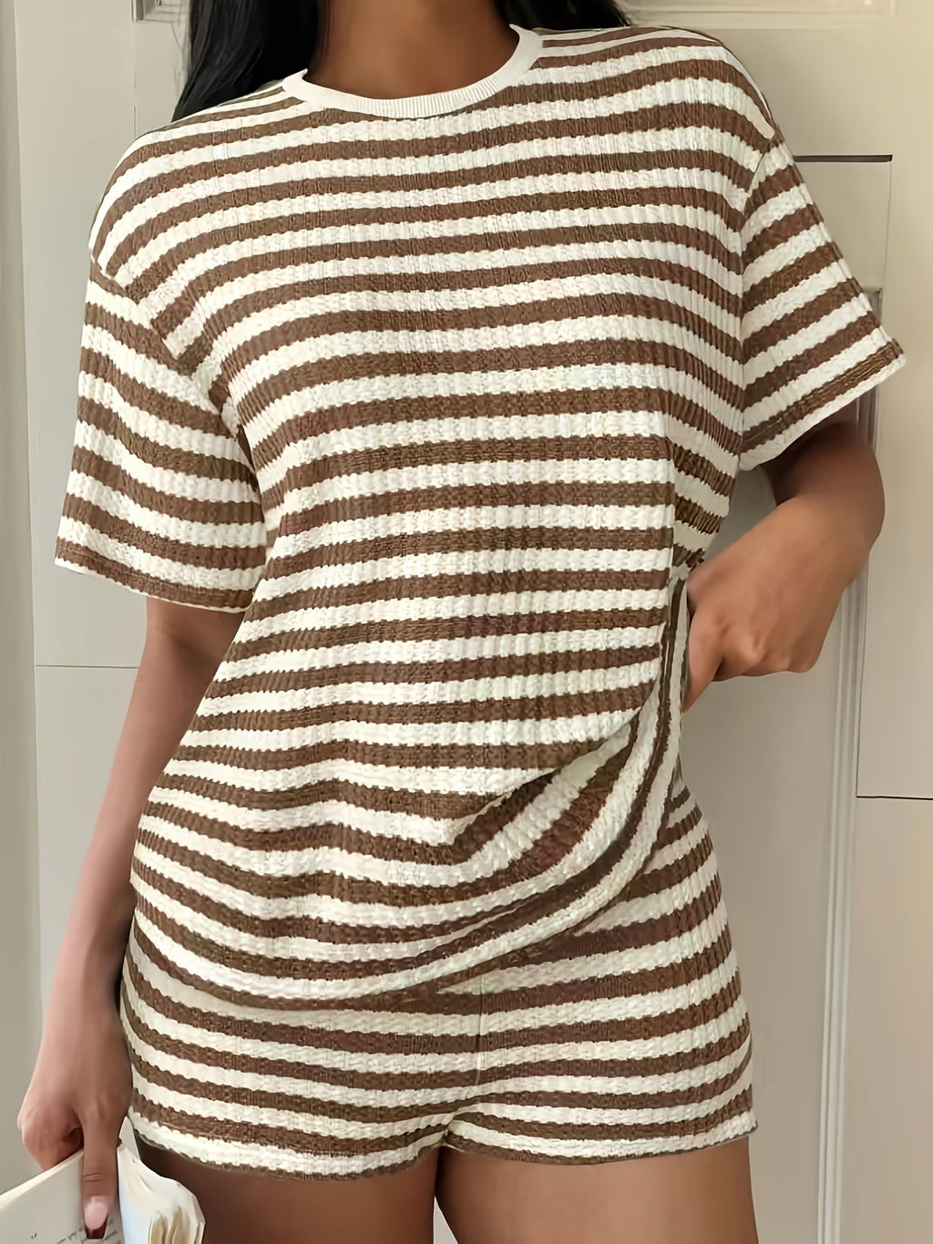 Ensemble décontracté t-shirt à col rond rayé et short
