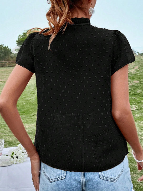 Détail des lacets sur le devant de la blouse femme unie