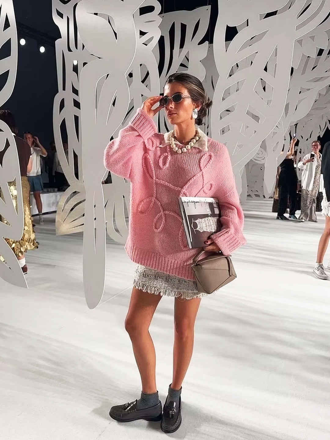 Pull surdimensionné confortable avec détails brodés élégants