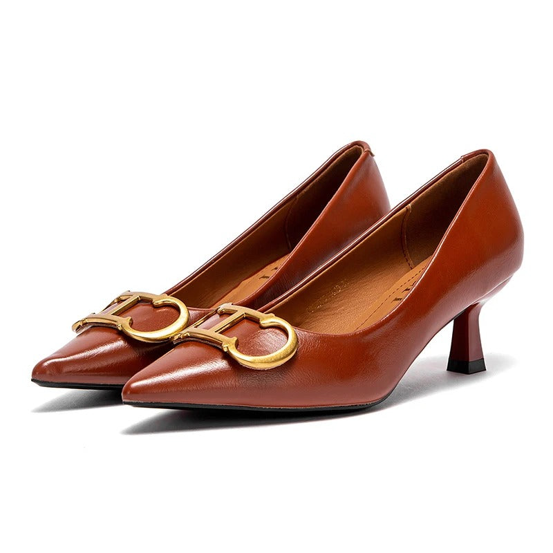 Isabelle Moreau® | Glänzende Kitten Heels mit Goldschnalle