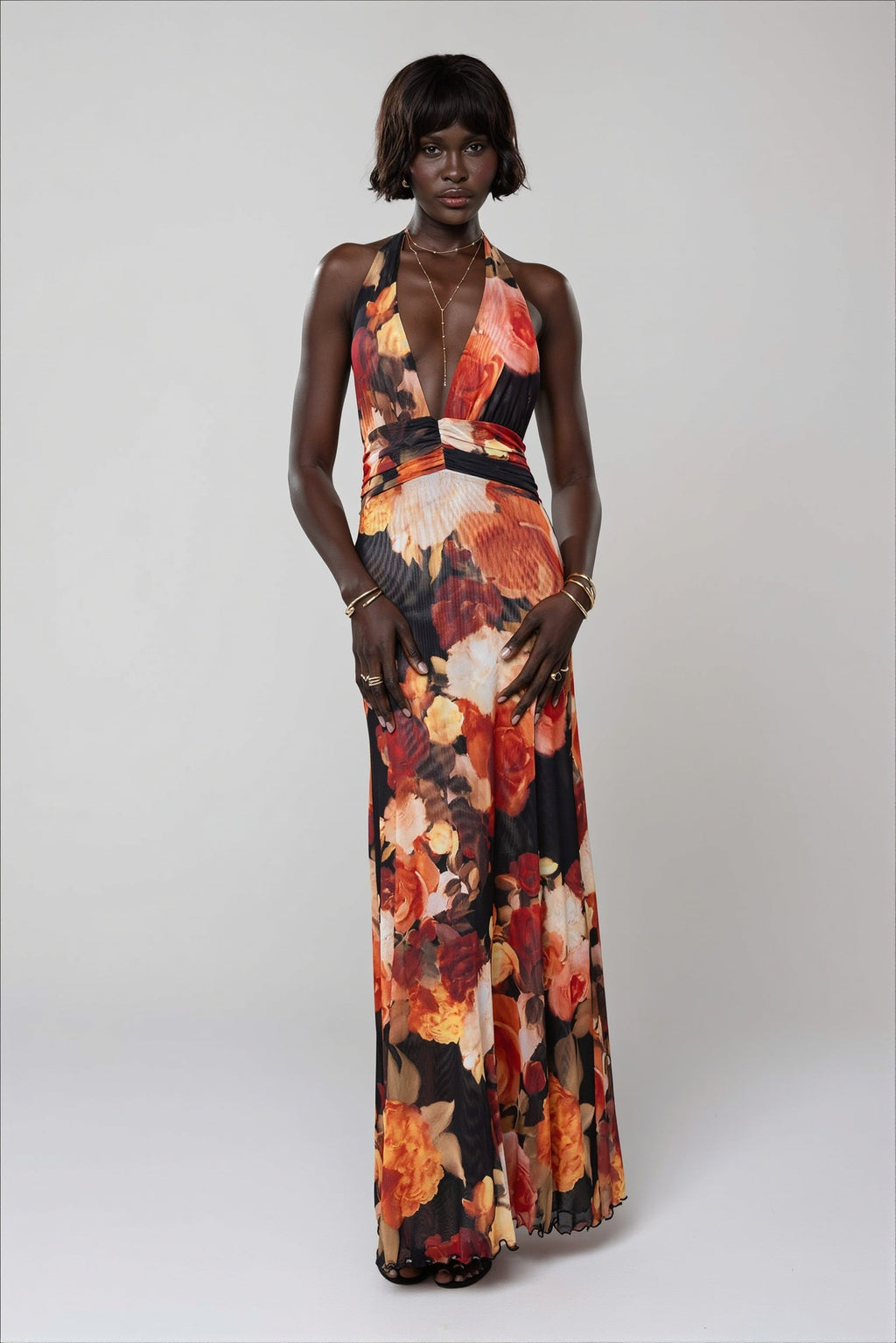 Vue complète de la robe maxi imprimée ajustée