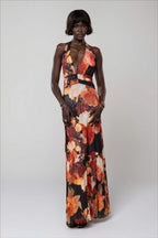 Vue complète de la robe maxi imprimée ajustée
