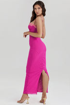 Robe midi moulante en dentelle femme montrant la silhouette ajustée