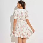 Robe courte à volants avec manches bouffantes