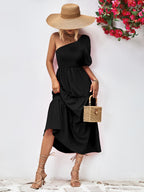 Sophie Paris | Robe mi-longue à une épaule froncée avec silhouette fluide