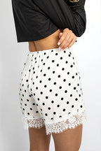 Détail du motif à pois sur le short femme