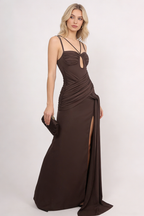 Robe maxi drapée à bretelles avec silhouette élégante