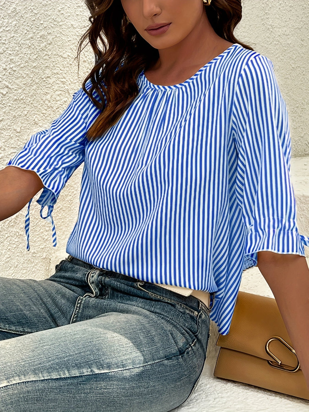 Chemisier femme rayé élégant présenté en look casual chic