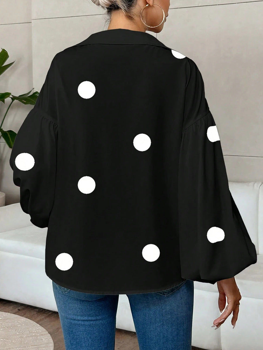Vue complète de la blouse femme plissée à pois coupe ample