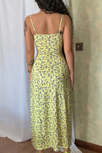 Vue complète de la robe maxi fleurie à bretelles, coupe féminine et légère