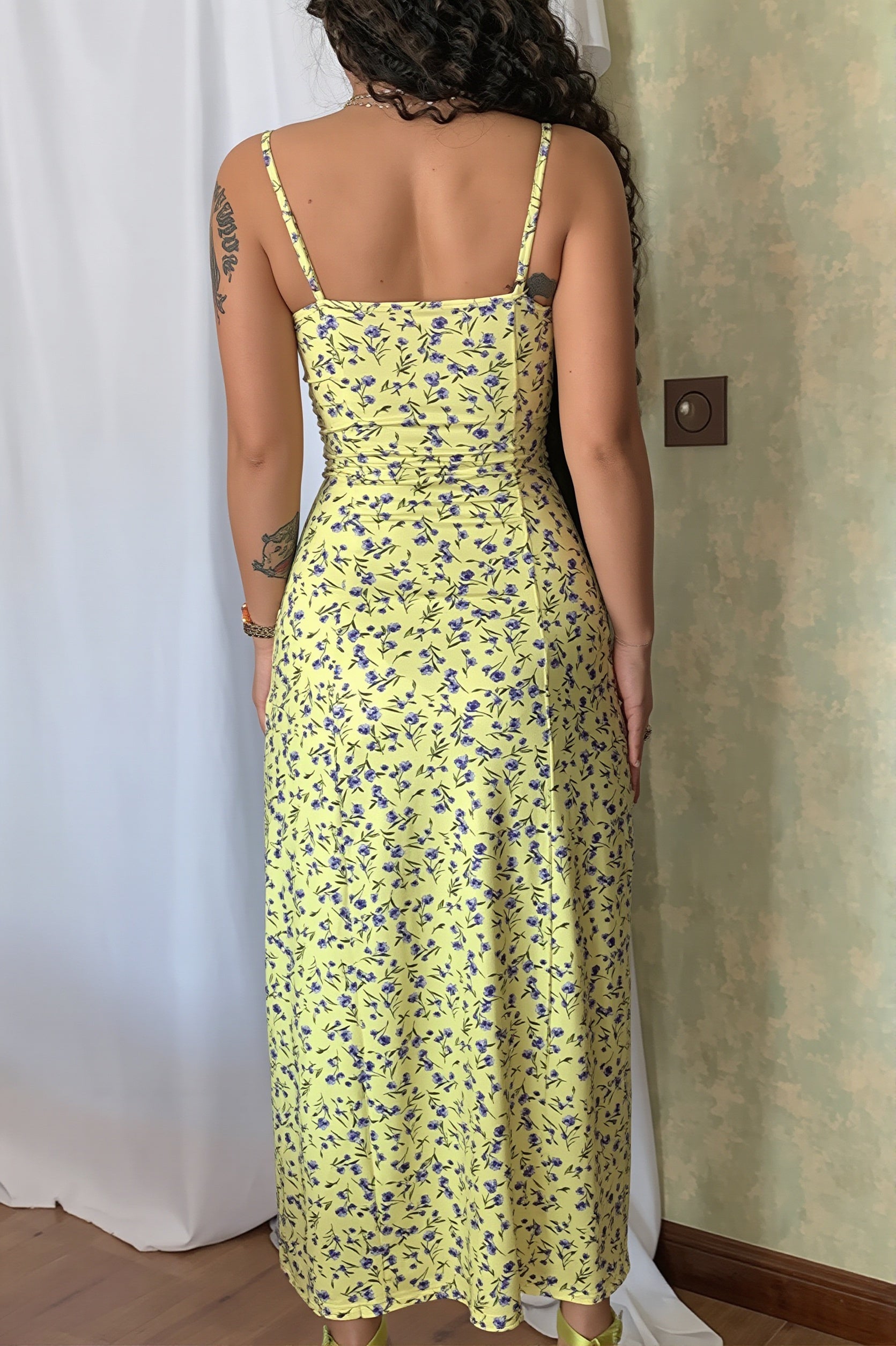 Vue complète de la robe maxi fleurie à bretelles, coupe féminine et légère