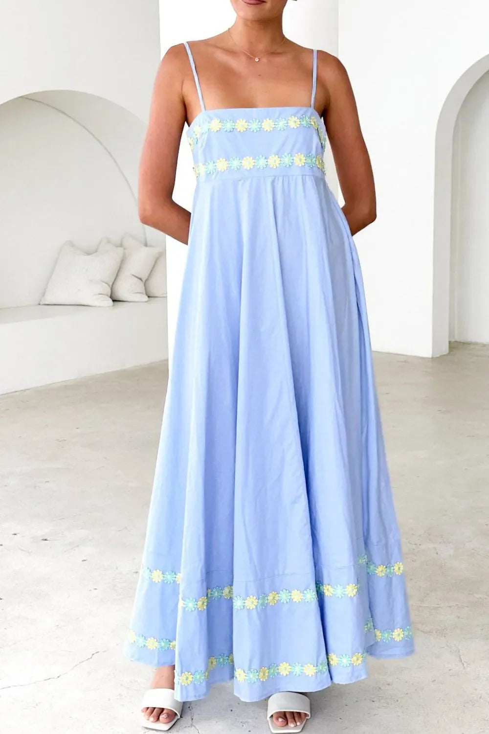 Robe longue à bretelles spaghetti brodée de fleurs