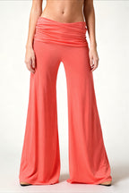Pantalon femme casual uni à coupe large et fluide, porté en pied