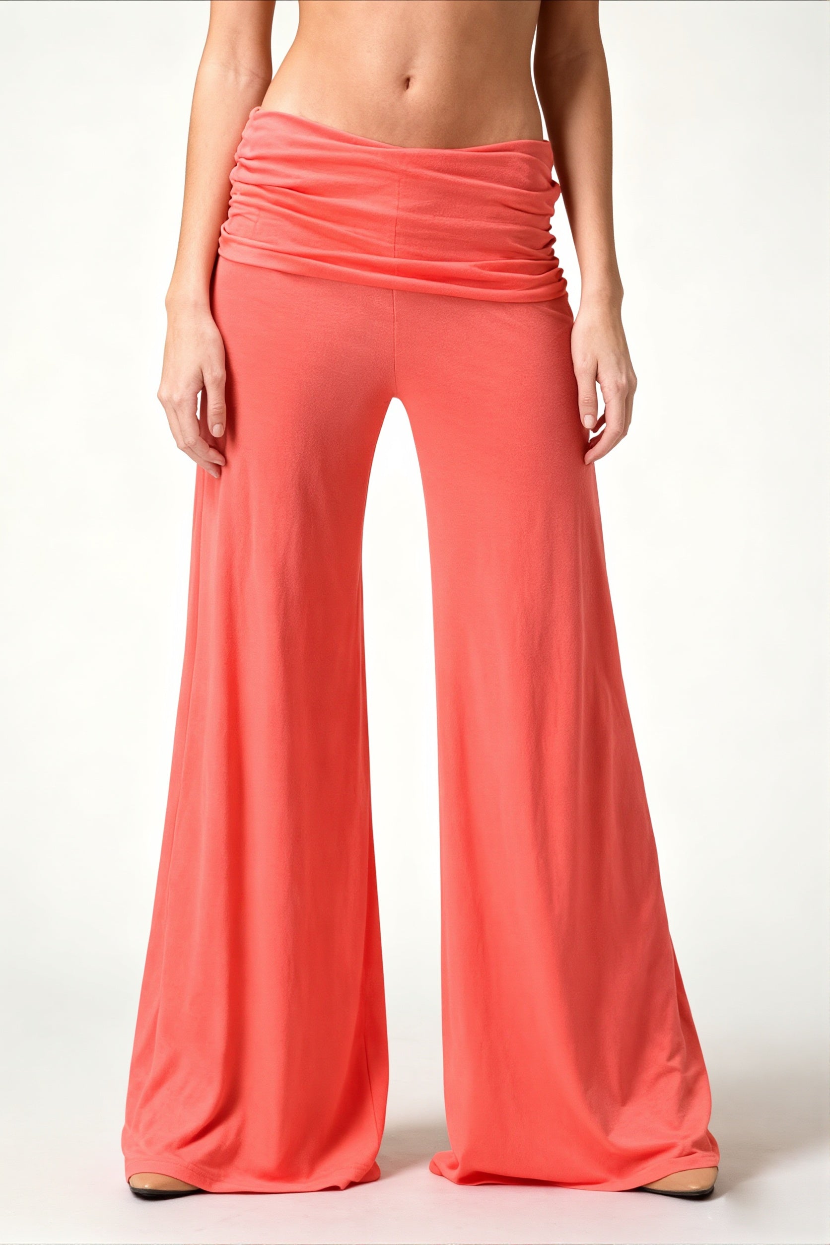 Pantalon femme casual uni à coupe large et fluide, porté en pied