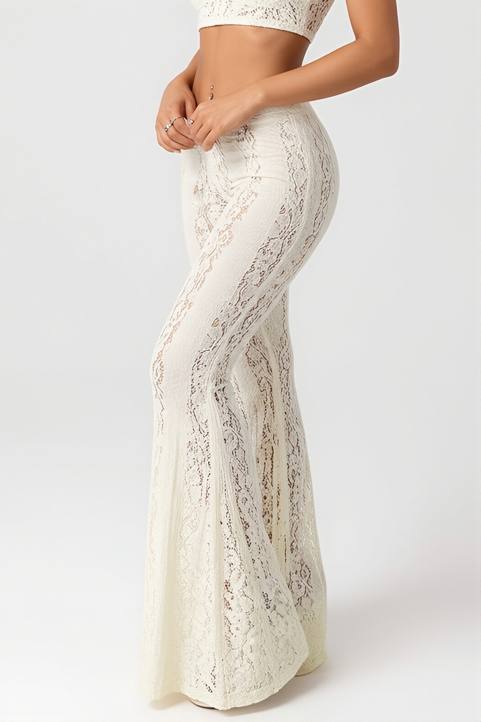 Détail de la dentelle sur pantalon femme élégant taille basse