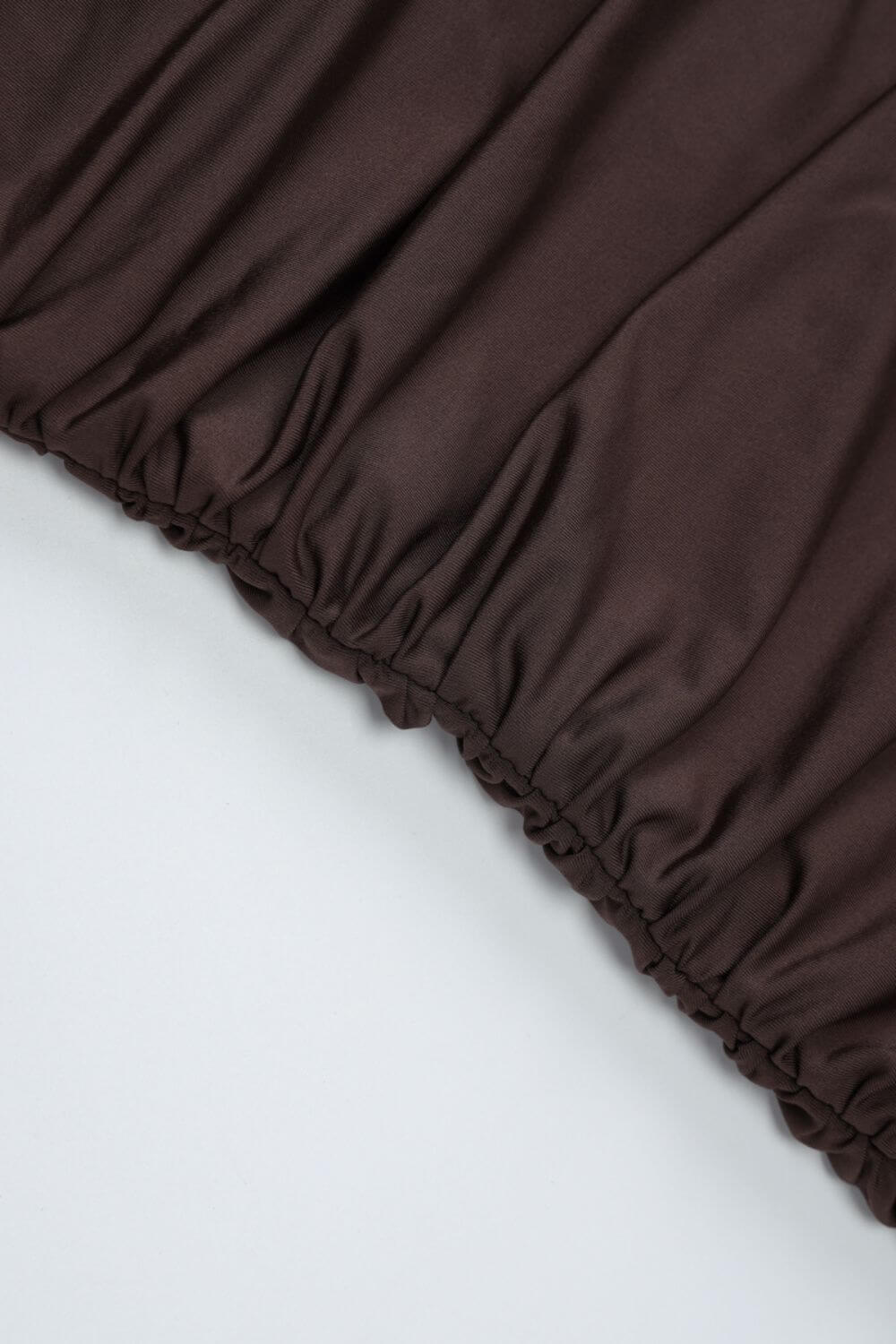 Robe courte asymétrique drapée à une épaule
