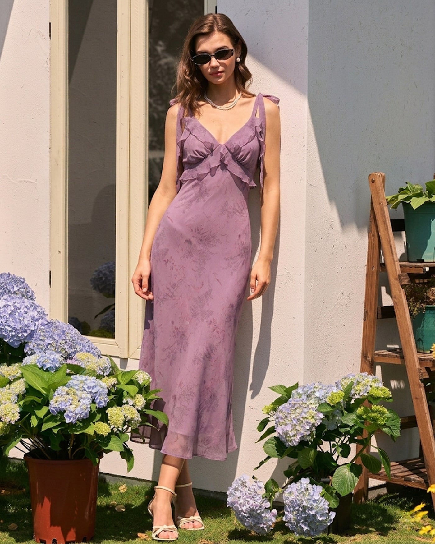 Robe midi violette à fleurs avec volants et bretelles à nouer