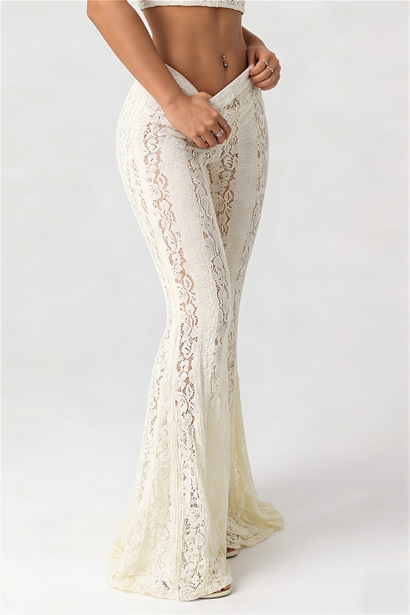 Pantalon femme évasé en dentelle taille basse vue de face