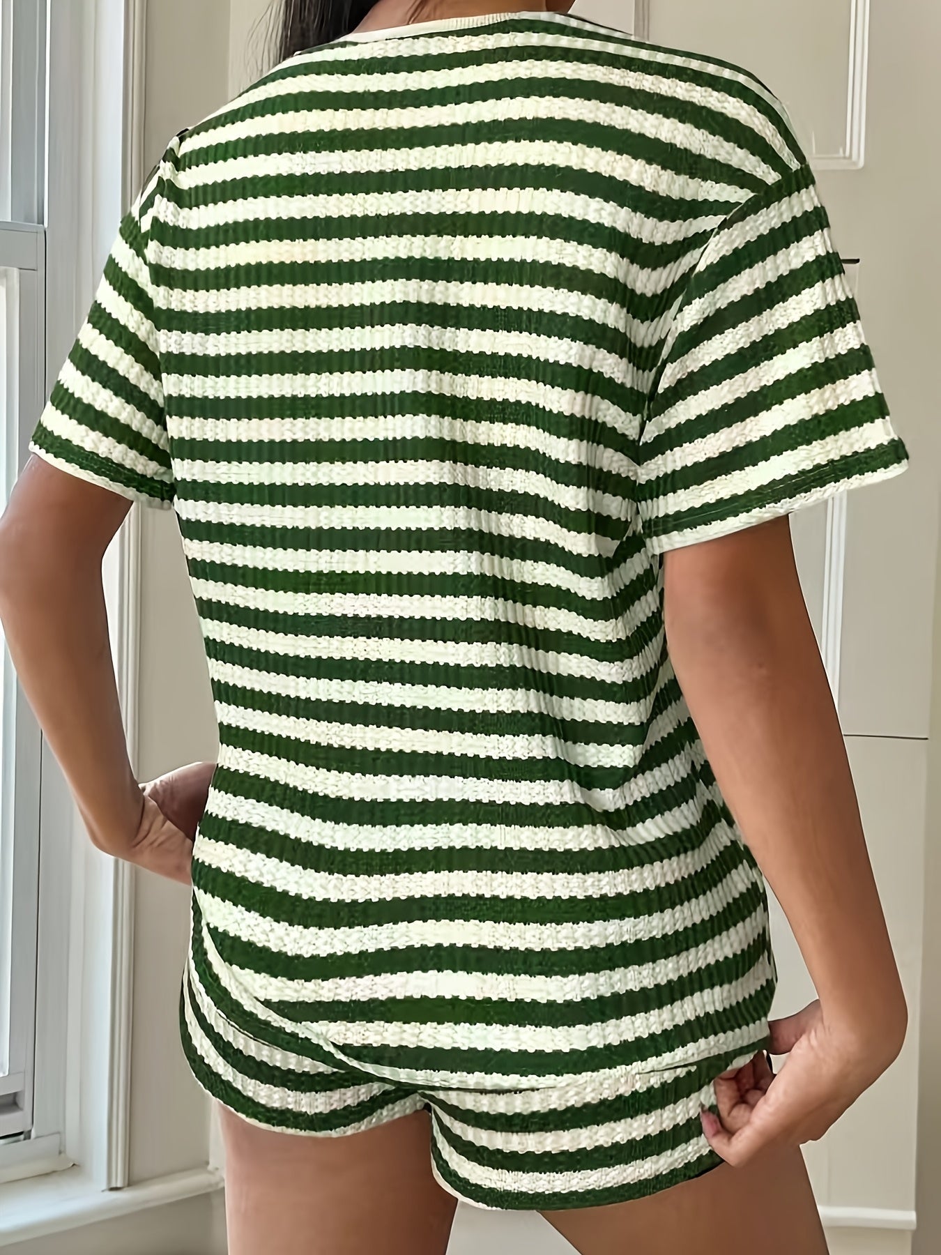 Ensemble décontracté t-shirt à col rond rayé et short