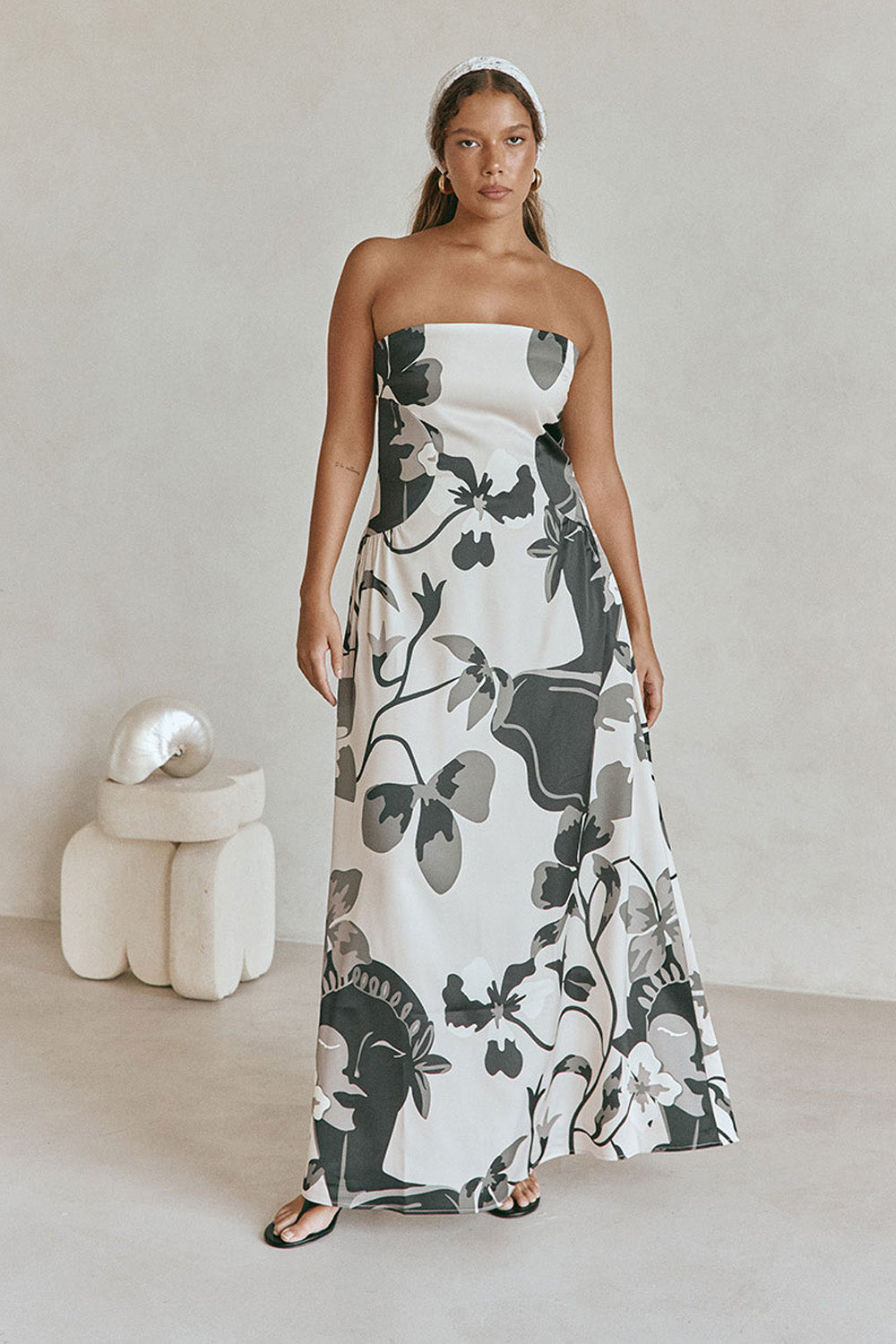 Détail du motif floral sur la robe femme