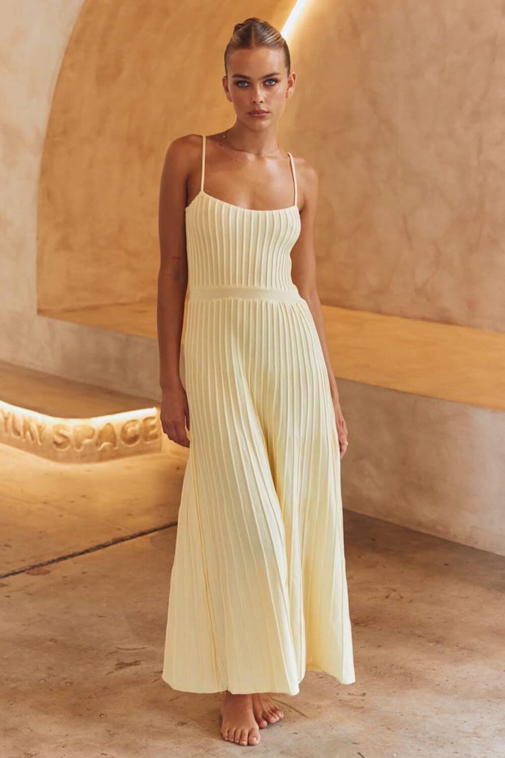 Robe midi plissée en maille à fines bretelles