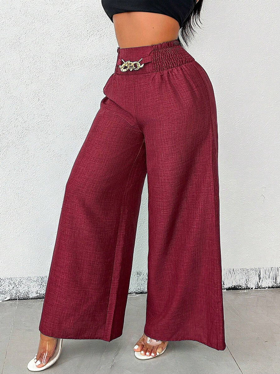 Détail du tissu uni du pantalon femme large