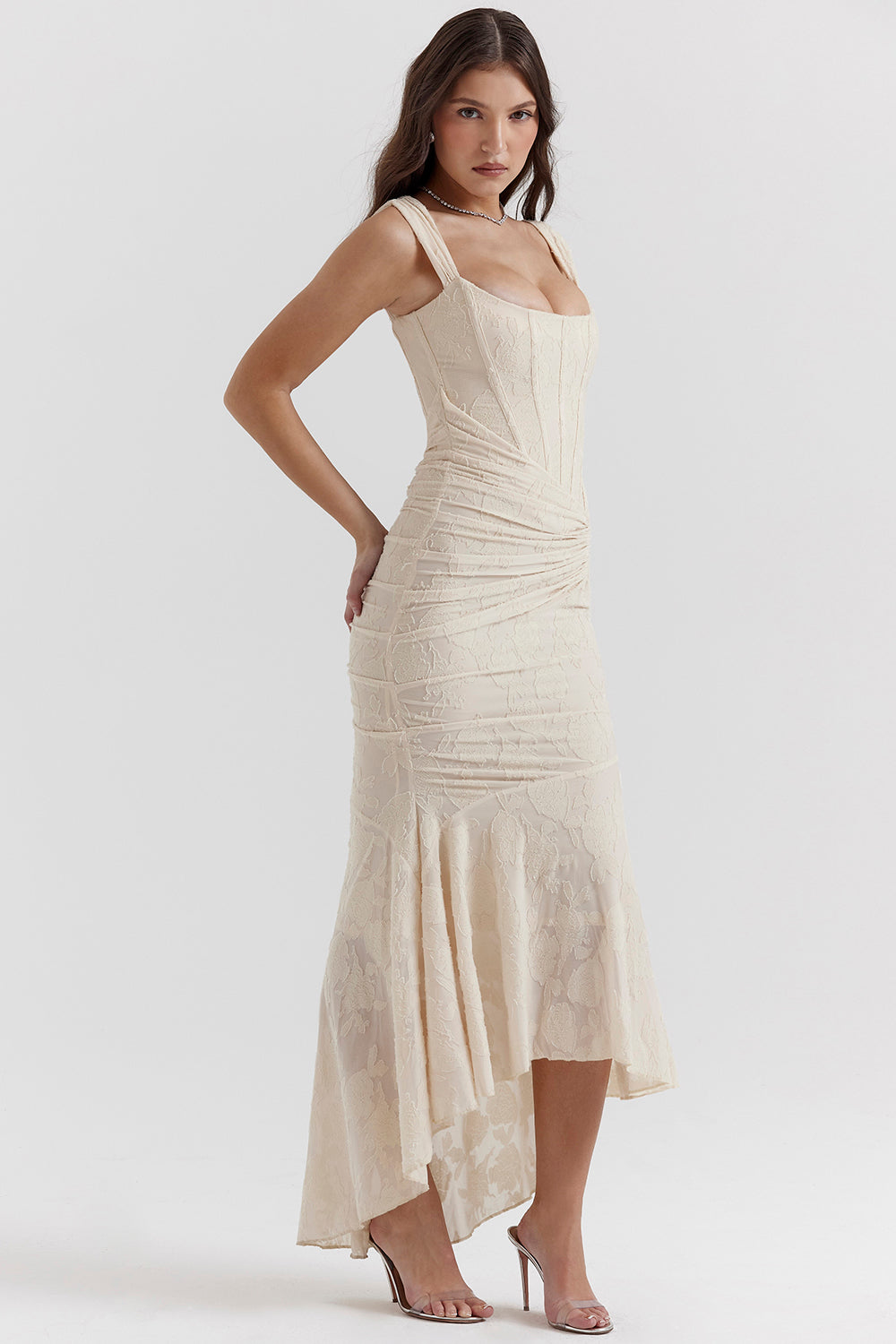 Robe mi-longue fluide rehaussant la taille cintrée