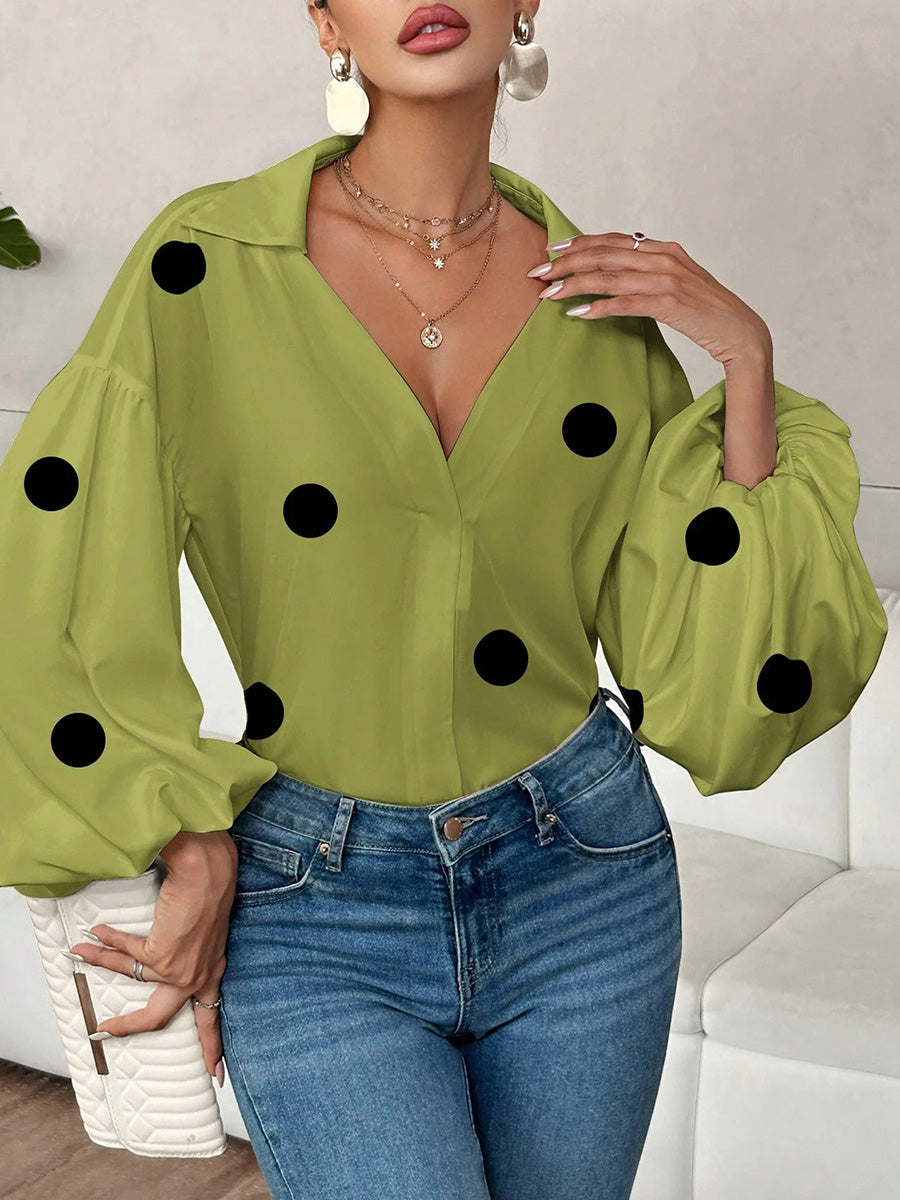 Blouse femme à pois plissée coupe ample avec col tailleur vue de face