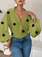 Blouse femme à pois plissée coupe ample avec col tailleur vue de face
