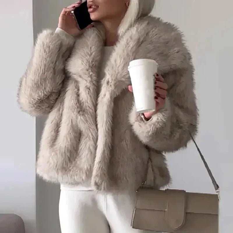 Veste courte en fausse fourrure luxueuse – Chic et confortable