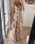 Détail de l’imprimé floral sur la robe longue fendue