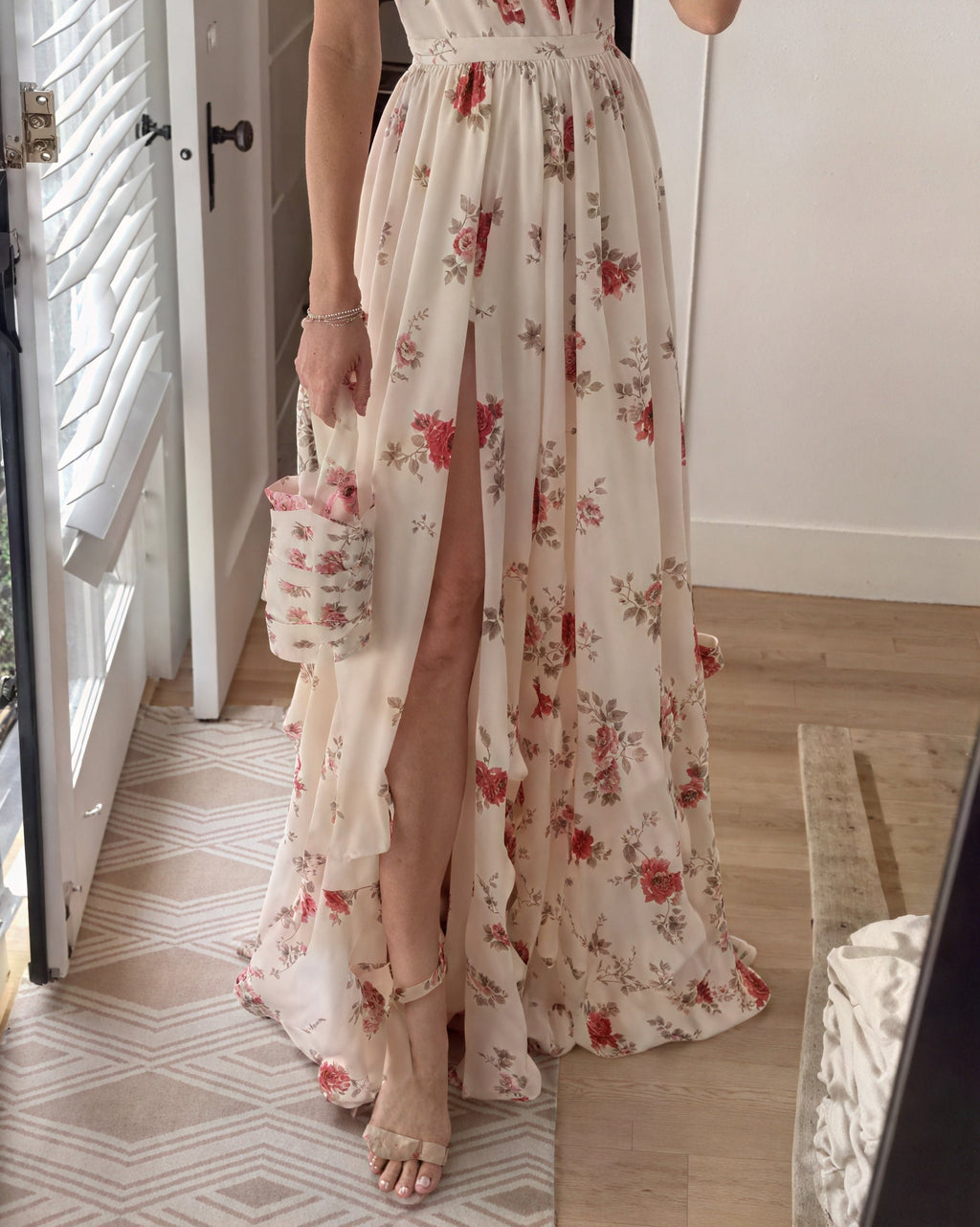 Robe maxi fleurie fendue pour femme, silhouette élégante en pied