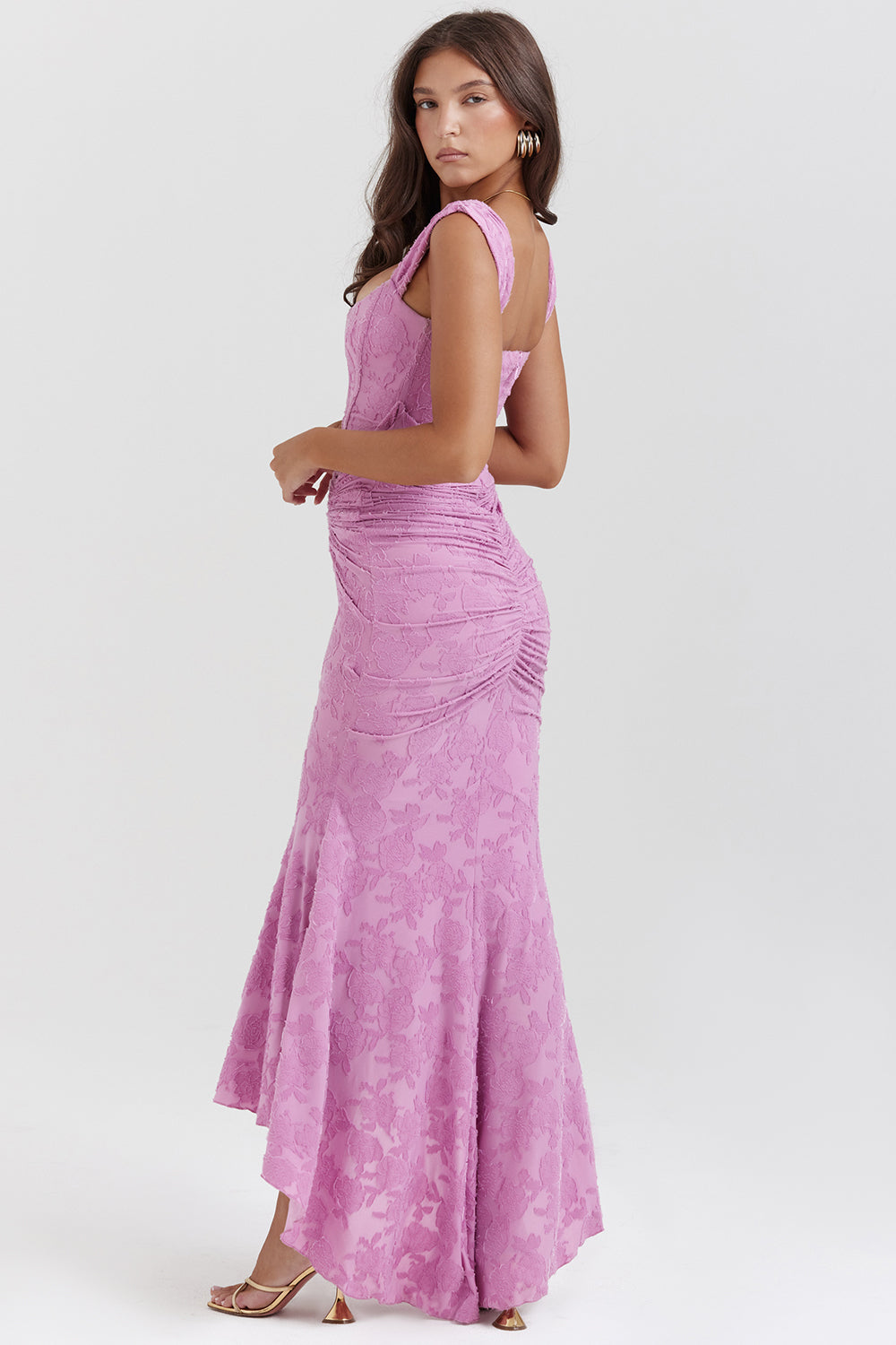 Robe mi-longue fluide rehaussant la taille cintrée