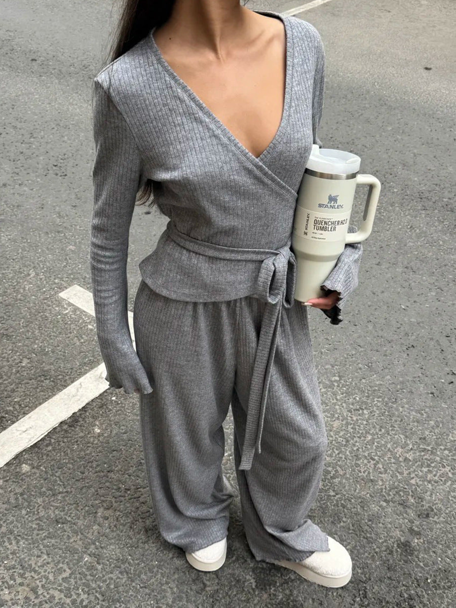 Ensemble coordonné gris en maille côtelée avec crop top et pantalon à jambes larges