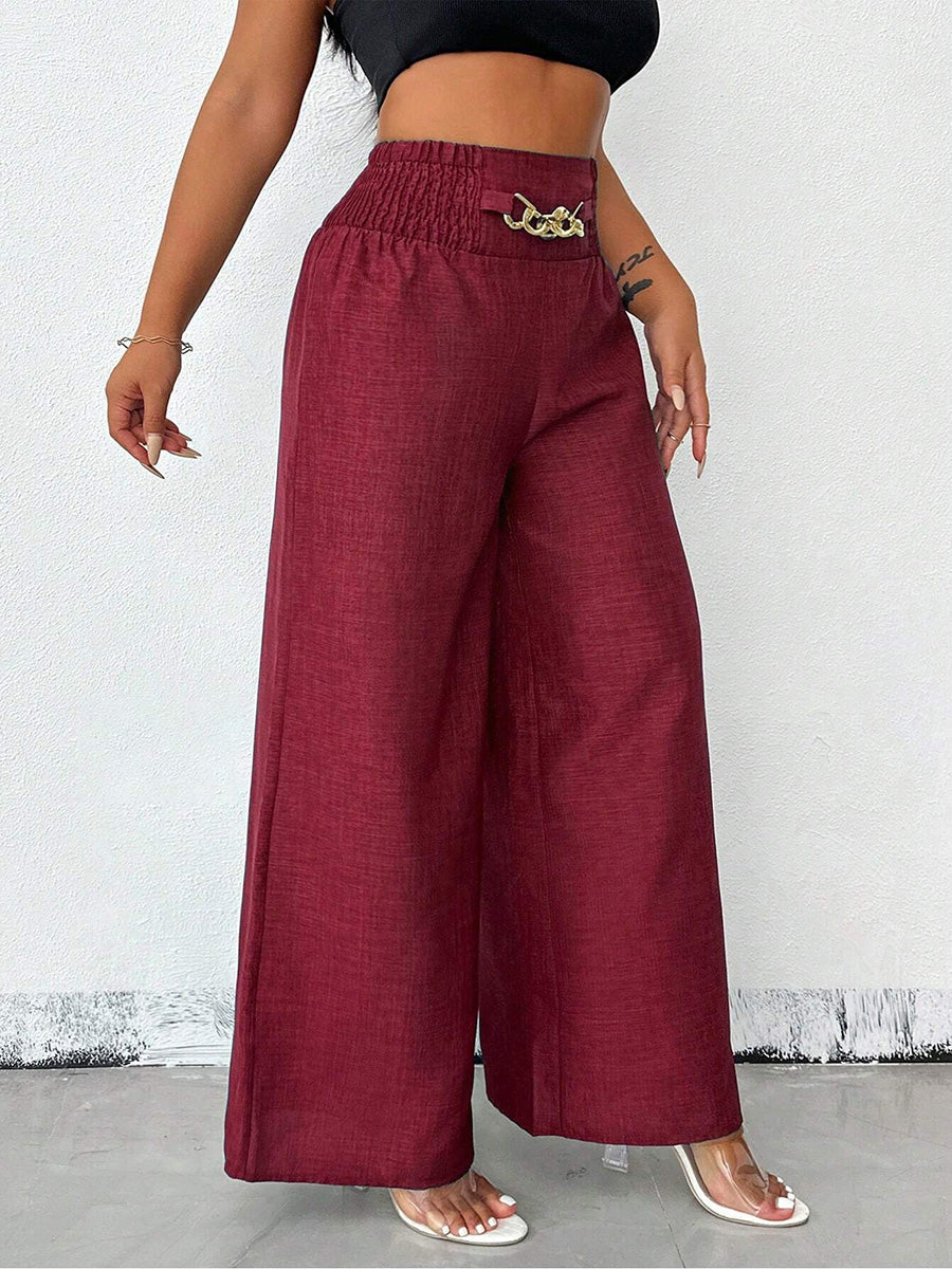 Pantalon femme taille haute large présenté sur mannequin