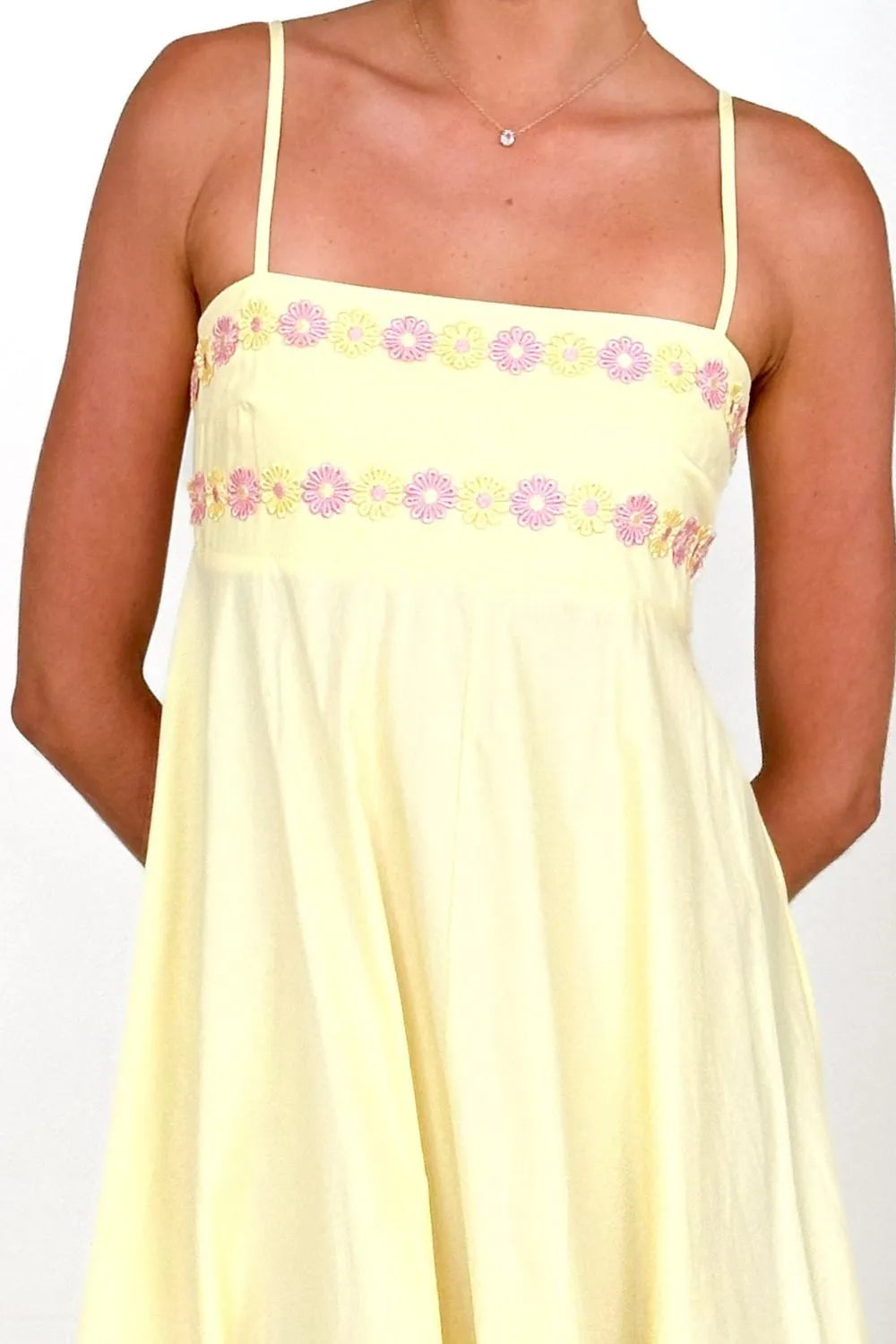 Robe longue à bretelles spaghetti brodée de fleurs
