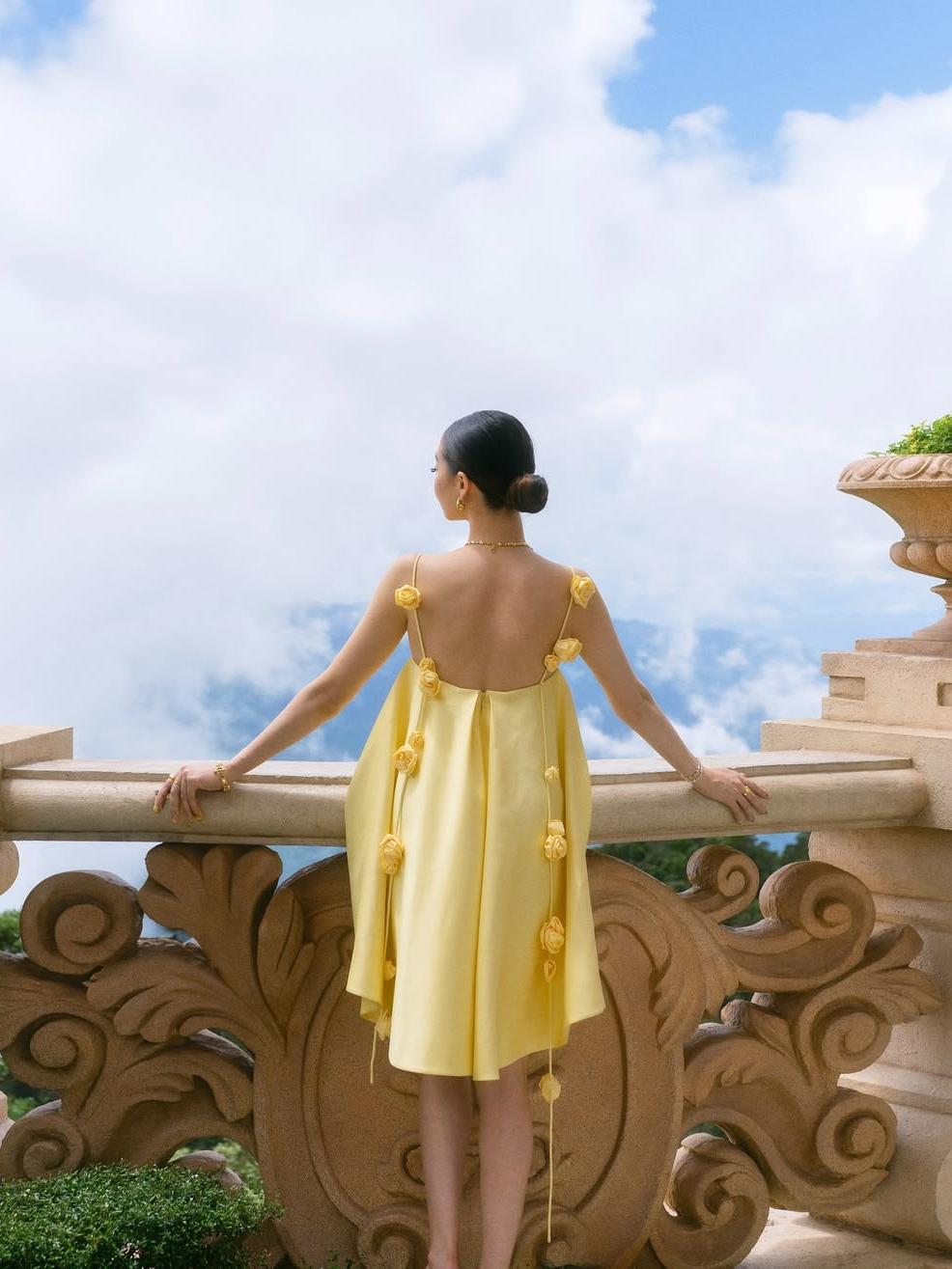 Robe mini ligne A avec bretelles en 3D et dos nu jaune
