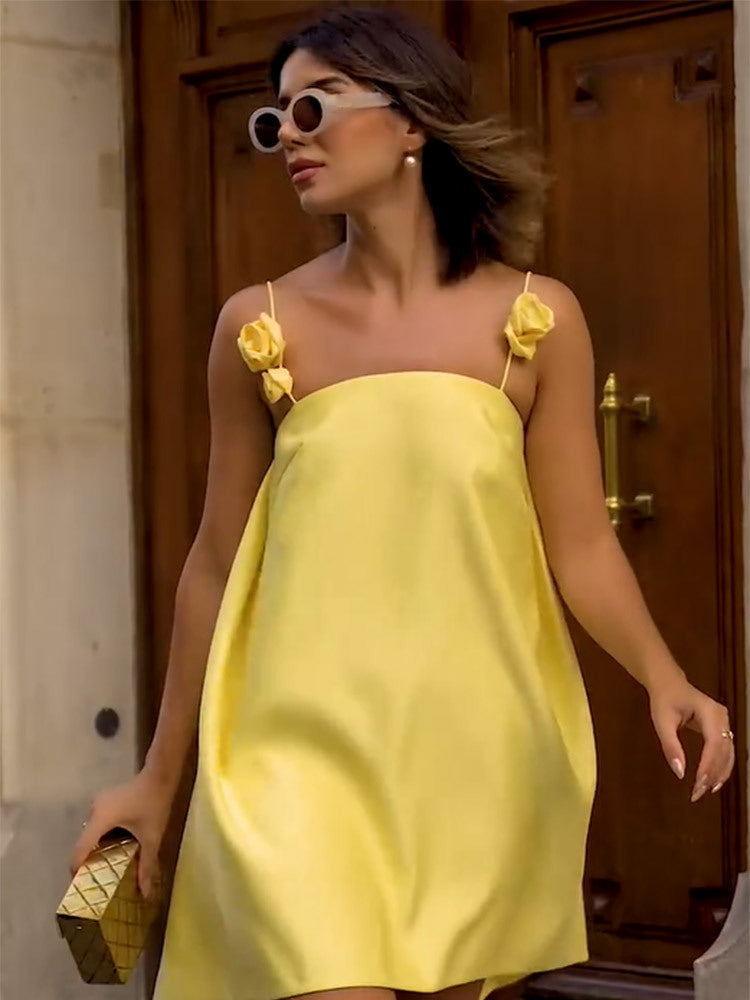 Robe mini ligne A avec bretelles en 3D et dos nu jaune
