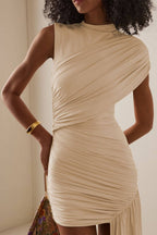 Robe courte asymétrique drapée à une épaule